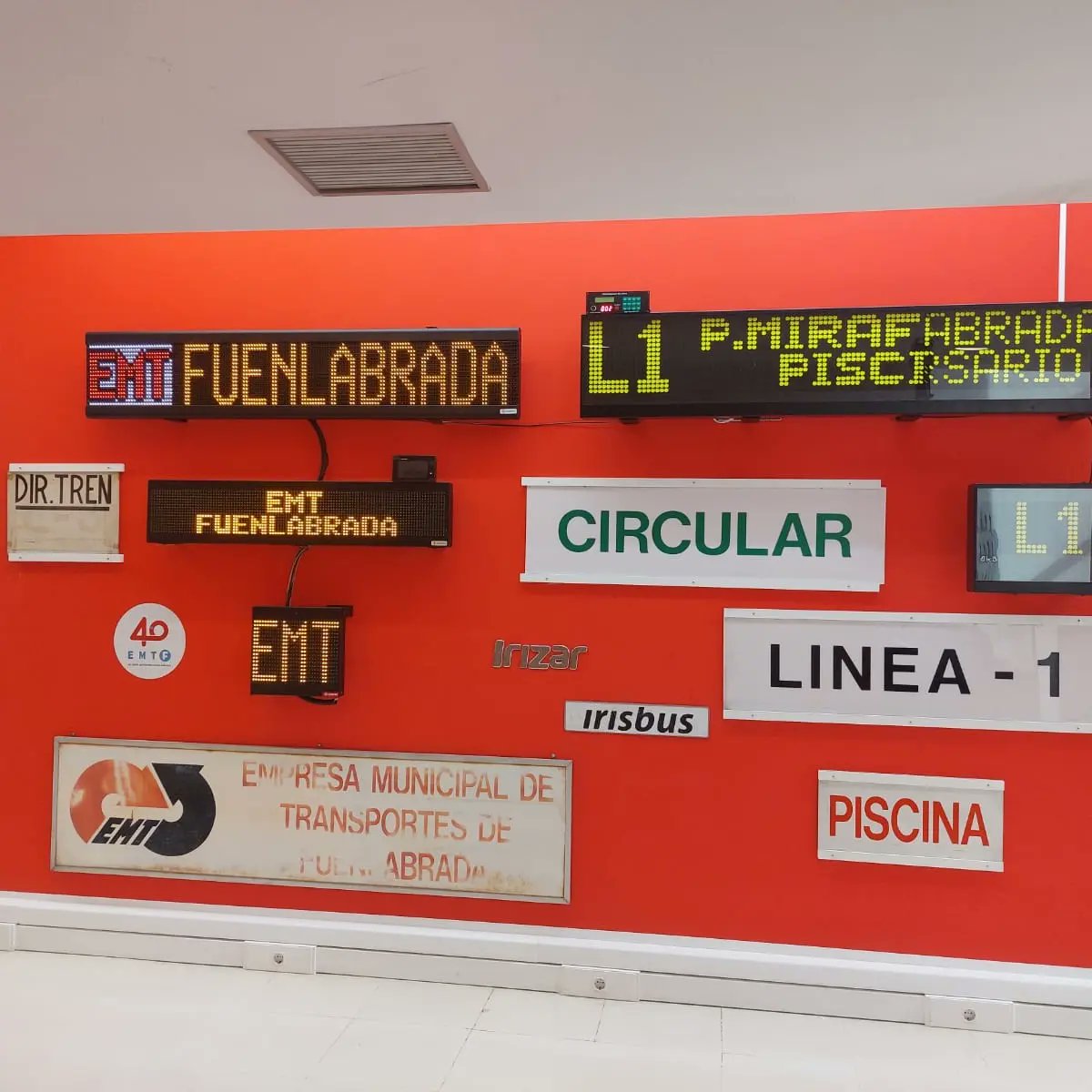 UnidasFuenla's tweet photo. Hemos participado en el acto conmemorativo y en la entrega de premios del concurso fotográfico con motivo del 40 aniversario de la EMTF.
 
Un orgullo que #Fuenlabrada sea el único municipio que junto con Madrid capital tiene empresa pública de transporte 💪😉 https://t.co/m0CRL71IIq