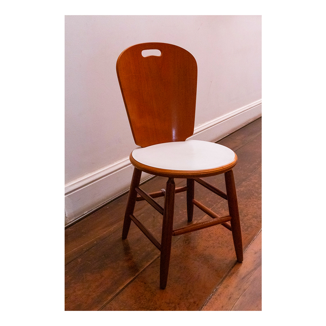 mcb_org's tweet photo. #AcervoMCB: A Cadeira São Paulo, doada pelo designer Carlos Motta está presente na mostra ‘Remanescentes da Mata Atlântica &amp; Acervo MCB’. Ela tem uma estrutura produzida em mogno maciço torneado e um assento de tamanho reduzido branco com pernas abertas. https://t.co/J2VrUaaVge
