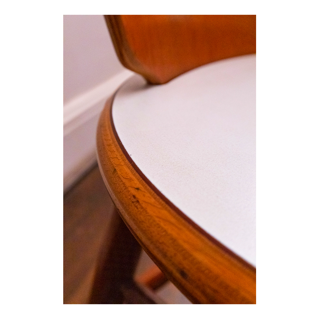 mcb_org's tweet photo. #AcervoMCB: A Cadeira São Paulo, doada pelo designer Carlos Motta está presente na mostra ‘Remanescentes da Mata Atlântica &amp; Acervo MCB’. Ela tem uma estrutura produzida em mogno maciço torneado e um assento de tamanho reduzido branco com pernas abertas. https://t.co/J2VrUaaVge