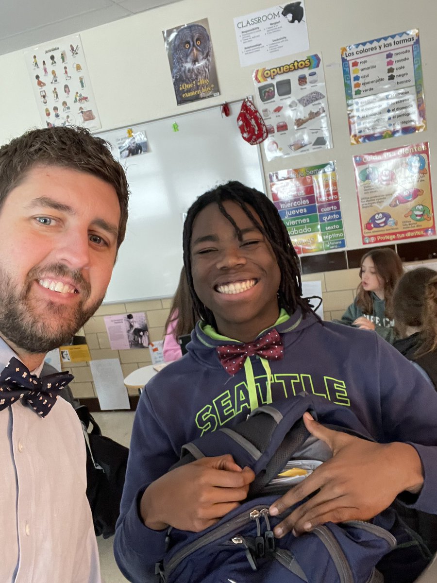 senormarkmac's tweet image. This Panther brought the #bowtietuesday superpower to @Mehlville_HS Spanish class today! #WeAreMehlville