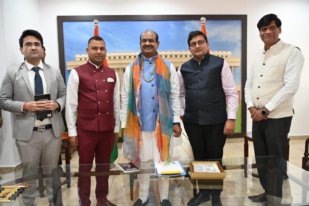 sumitsishu's tweet photo. लोकसभा अध्यक्ष माननीय श्री ओम बिरला जी के साथ उनके निवास स्थान पर मुलाक़ात के पल। https://t.co/u0XlpzjOKA