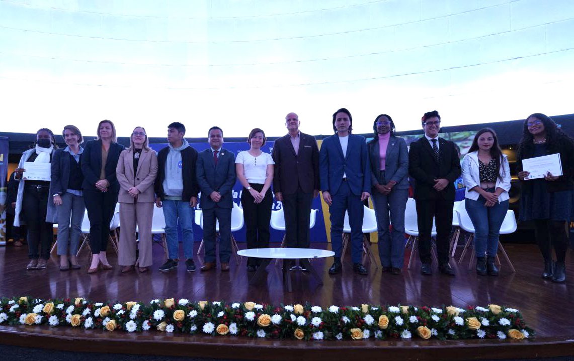 EstebanBernalB's tweet photo. En el marco del programa  #VivoJoven, hoy junto al vicepresidente @ABorreroVega iniciamos el proceso de convocatoria, postulación y entrega de 1.000 becas otorgadas por el #GobiernoDelEcuador, a través de @OIJ_DIGITAL, esto gracias a la articulación internacional. https://t.co/PHPiKoj7HQ