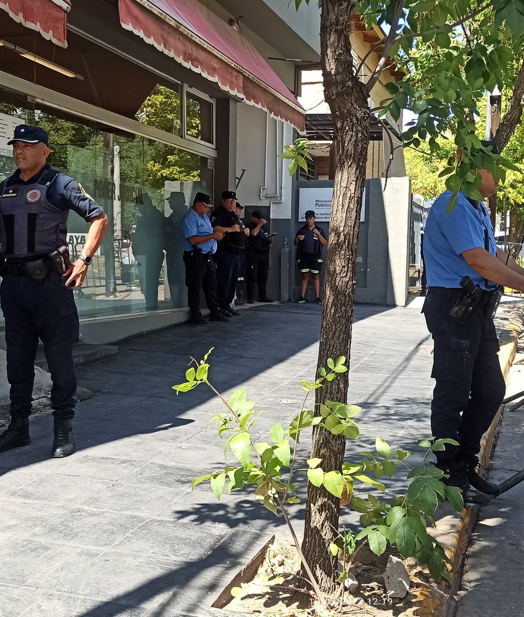 ctnewsweb's tweet photo. Está asustado el fiscal #corrupto #mazzuchi.  Quince policías para unos vecinos es como mucho, se llama trasero sucio @JusticiaCba_ARG  @MPFCordoba mira @RandazzoF te compraste un quilombo con @JSchiaretti https://t.co/Q8Au7XMezA