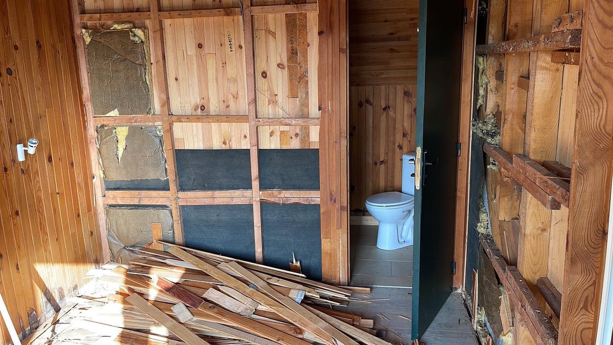 Kijk eens opgeruimd staat netjes. Ook begin gemaakt met het strippen van de binnenkant