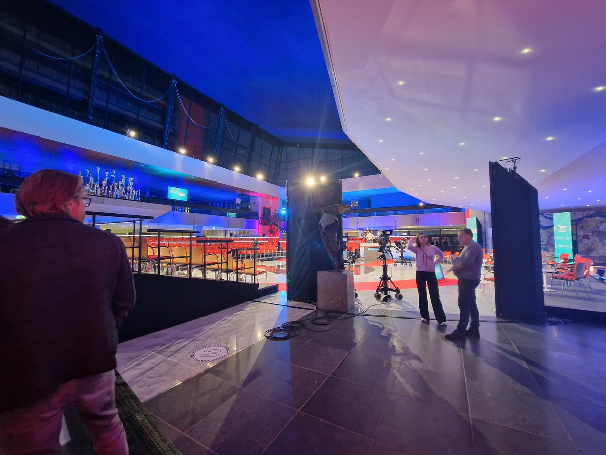 Het slotdebat 'Nederland Kiest' staat op het punt van beginnen, live vanuit het provinciehuis in Den Bosch. Lijsttrekker <a href="/BramSchmaal/">Bram Schmaal</a> is klaar om het Groninger belang uit te dragen. Het debat is live te volgen op <a href="/NPO1/">NPO 1</a>. 

#PS2023 #groningenverdientbeter #groningerbelang