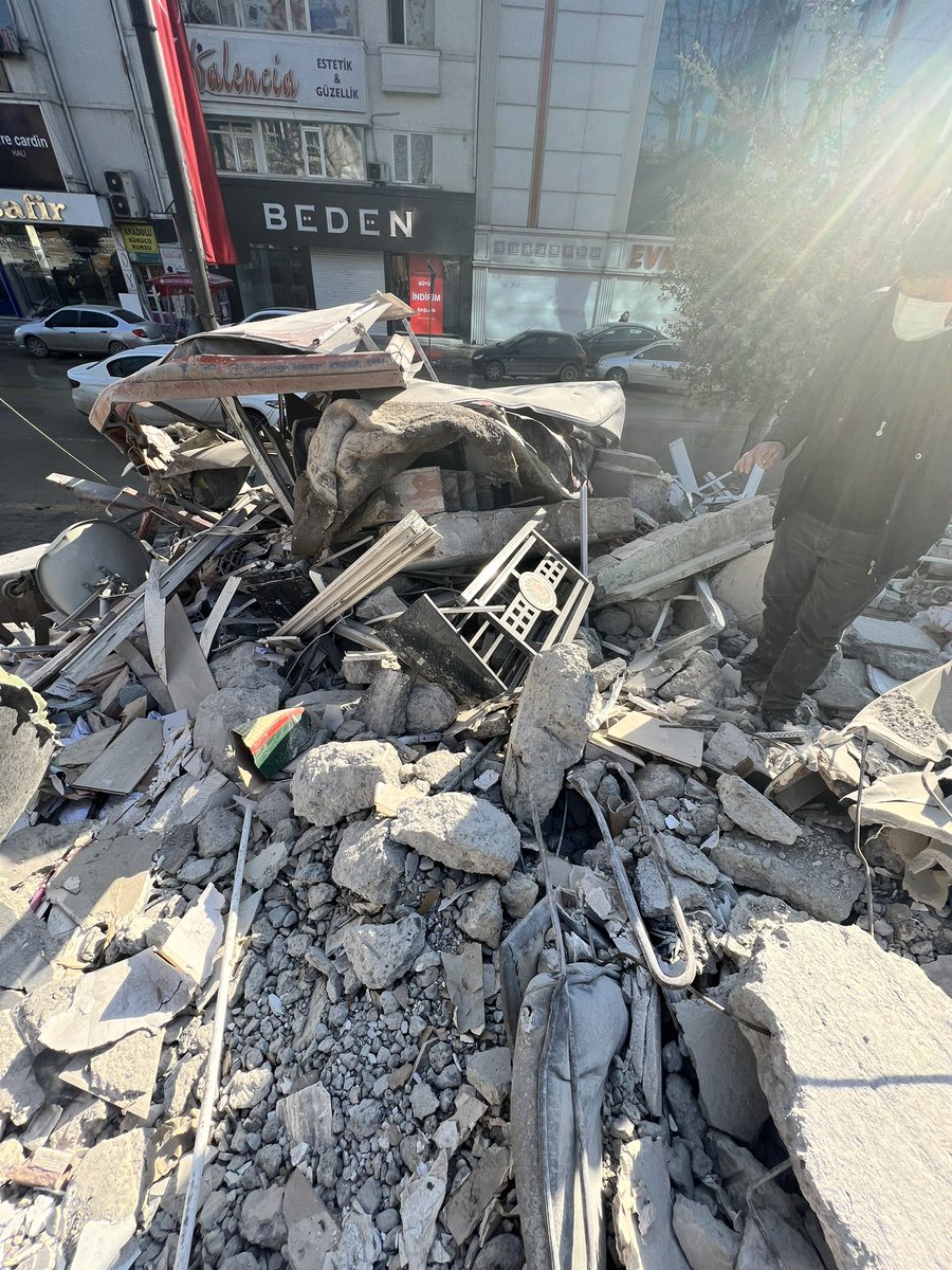 Medya Malatya’nın durumu zaten göstermemek için özel ihtimam gösteriyor , illa kare kare şehrin fotoğraflarını mu paylaşmamız lazım ! #MalatyaEnkazAltındaKaldı