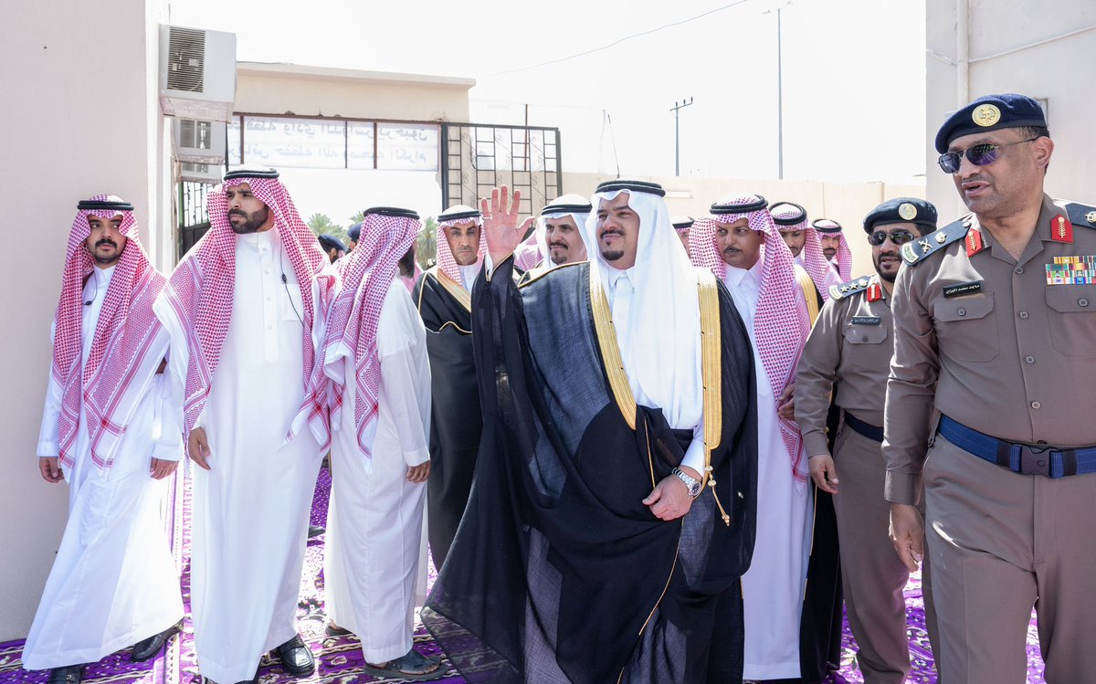 emara_alriyadh's tweet photo. سمو نائب أمير منطقة #الرياض زار الدفاع المدني بمحافظة وادي الدواسر، وعقد سموه اجتماعًا مع مدير الإدارة العامة للدفاع المدني بمنطقة الرياض ومسؤولي الدفاع المدني بالمحافظة.

#إمارة_الرياض https://t.co/jsMtrhQsX1