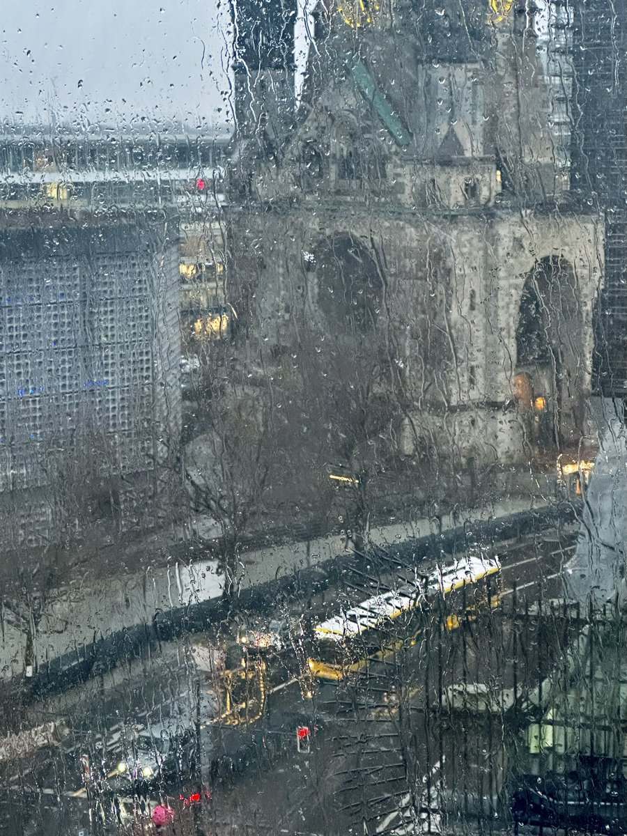 Kurfürstendamm heute ❄️🌧️
#Berlin #Charlottenburg
<a href="/TspLeuteChaWi/">Tagesspiegel City West</a> <a href="/TspFoto/">Tagesspiegel Foto</a> <a href="/BVG_Kampagne/">Weil wir dich lieben</a> <a href="/KWGBerlin/">Gedaechtniskirche</a>