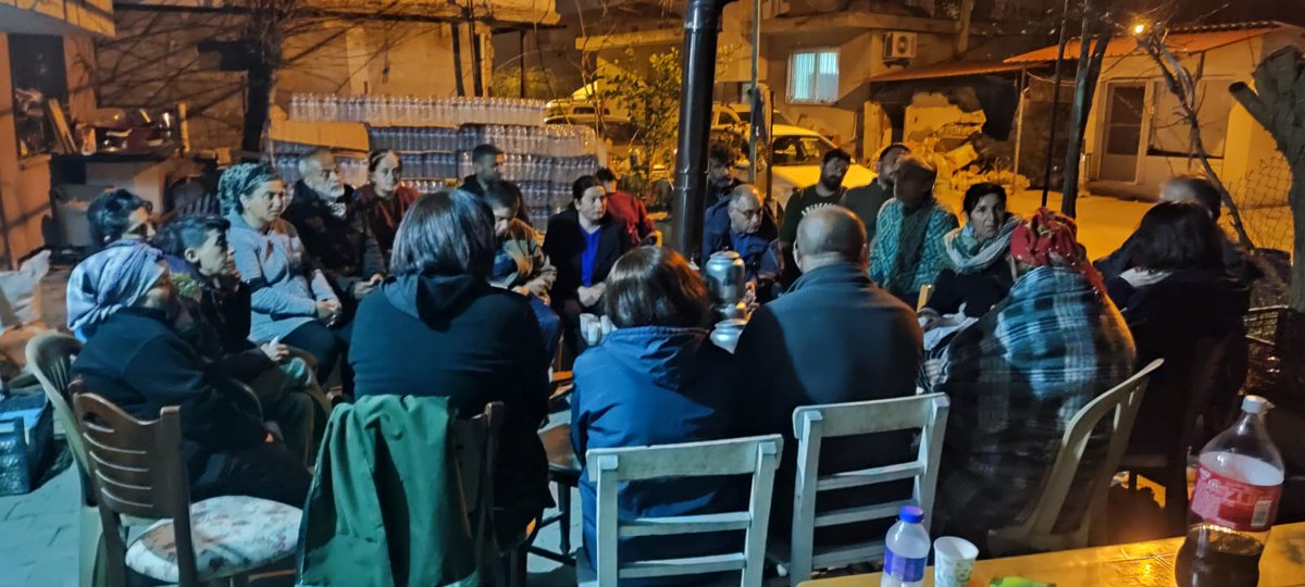 Antakya
Defne'nin köylerinde yıkım sonrası ihtiyaçları karşılamak üzere birlikte çalışma yürüttüğümüz köylülerle bir araya geldik. Yıkımın yarattığı yoksunluğun üstesinden nasıl geleceğimizi birlikte tartışarak, ileriye dönük neler yapabileceğimizi konuştuk.
#Deprem