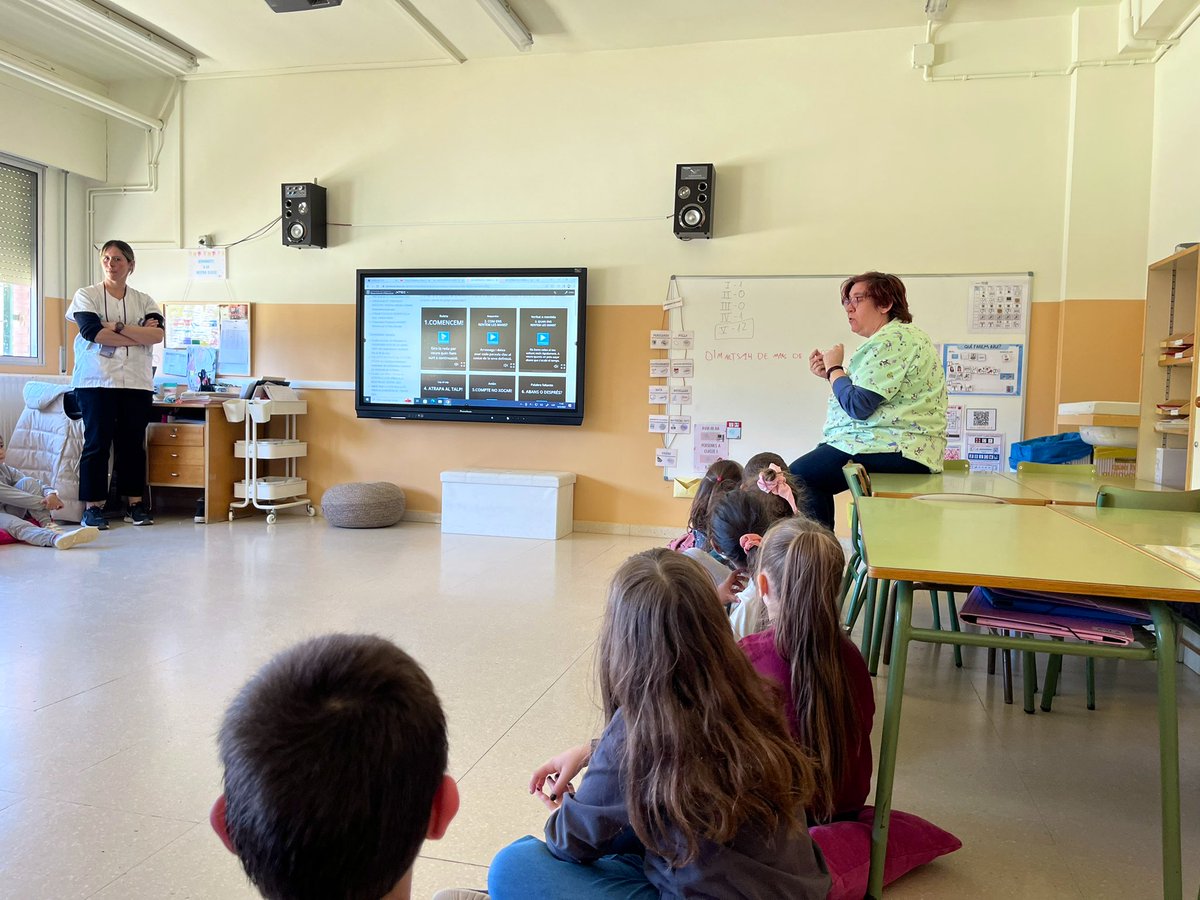 EscolaFlix's tweet photo. Avui hem gaudit de la visita de dos infermeres del #CAPdeFlix @salutcat per realitzar el taller sobre higiene de mans que reslitzem cada any amb l’alumnat de primer.
Moltes gràcies per venir!
#FemEscola #TotxsSumem #Educació360 #Salut #Educació https://t.co/0G5Let3pB7
