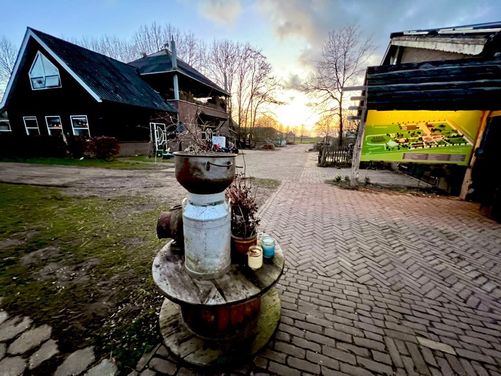 A_Regio's tweet photo. Raadsledenbijeenkomst over het buitengebied in de Eemlandhoeve. Want we willen veel in dat #buitengebied: voedsel verbouwen, de natuur een plek geven, water bergen en energie opwekken. Maar past dat wel? Of moeten we functies combineren? Dat gaan we in gebiedsateliers bespreken. https://t.co/0Hb2jHNRxc
