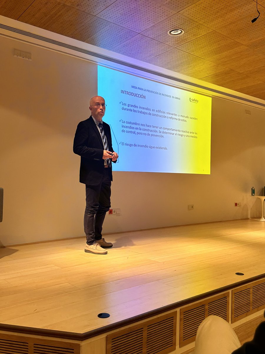 Culmia_Oficial's tweet photo. Damos paso a José María Ruíz, director técnico de @QSafetybyQP con las Best Practices en Seguridad y Salud. #PremiosSyS #IIEdicionSeguridadySalud https://t.co/4HfwS7Cjf6