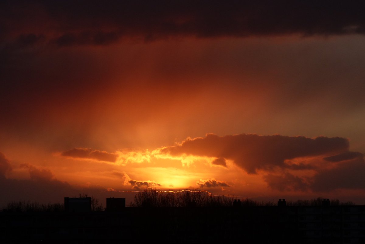 Heerlijk kleurenspel  tijdens regen in gevecht met #Zonsondergang  #Groningen #14Mrt2023 @Helgavanleur <a href="/WNLVandaag/">WNL Vandaag</a> <a href="/BuienRadarNL/">Buienradar</a> <a href="/RTLnieuws/">RTL Nieuws</a>  @Rtvnoord