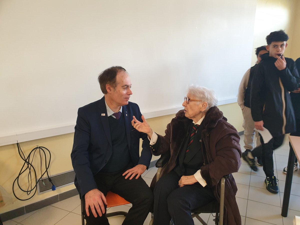 CollegelouiseM's tweet photo. Cet après-midi au @CollegelouiseM avait lieu la journée de la résistance à destination des élèves de 3ème. Cette journée a été orchestrée par Christophe Bayard, professeur d'histoire géographie. Les intervenantes étaient deux résistantes Annette Lajon et Colette Marin-Catherine. https://t.co/uhX4K46se7