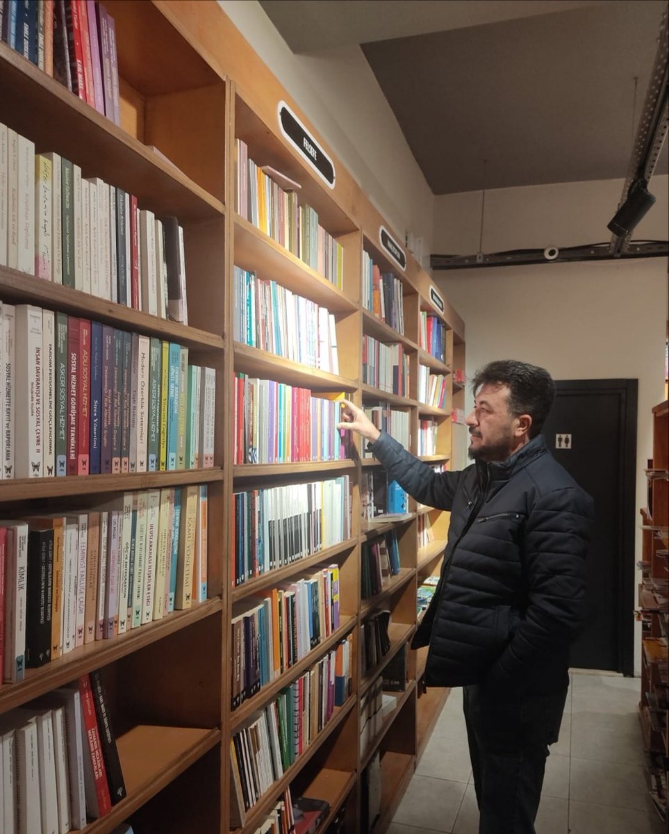 Hayat, tozlu raflara sıralanmış kitapların arasına sığdırılmış bir yanılsamaydı sanki. yaşanıyordu ama hayaldi,  hep bir umut  besleyip acılarla kıvranarak yaşlanmak, mutlu oldugunu düşünerek.    S.S