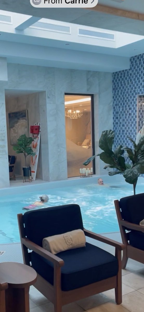 Perfect for a #girlsweekend - 
thanks for the 5* service <a href="/124onQueen/">124 on Queen Hotel</a>! Gorgeous rooms &amp; spa, <a href="/treadwellresto/">Treadwell Restaurant</a>⁩ menu &amp; #winetasting by sommelier Bill was exquisite!

Tip: #walking distance to theatre, lake &amp; more, a #travel gem in #Niagara-on-the-Lake 🇨🇦 

#TTOT #TravelTuesday