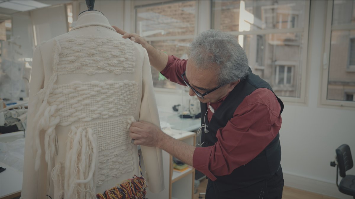 HOLATV's tweet photo. Ella fundó la marca Chloé en 1952. Hasta ahora ha sido todo un misterio, pero en este especial finalmente conoceremos a la mujer que revolucionó el mundo de la moda, creando el prêt-à-porter. Descúbrela el 20 de marzo en #LunesDeModa: "Gaby, la mujer detrás de Maison Chloé". https://t.co/cLHmRCkHXS
