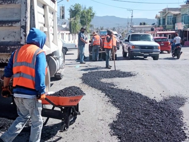 AraceliBeltranC's tweet photo. Atendiendo a las peticiones de la población🙌, el Gobierno de Ixmiquilpan a través de las cuadrillas de la Dirección de Servicios Municipales; continúan los trabajos de bacheo en calles de la colonia Centro, https://t.co/xWV1QAvlAr