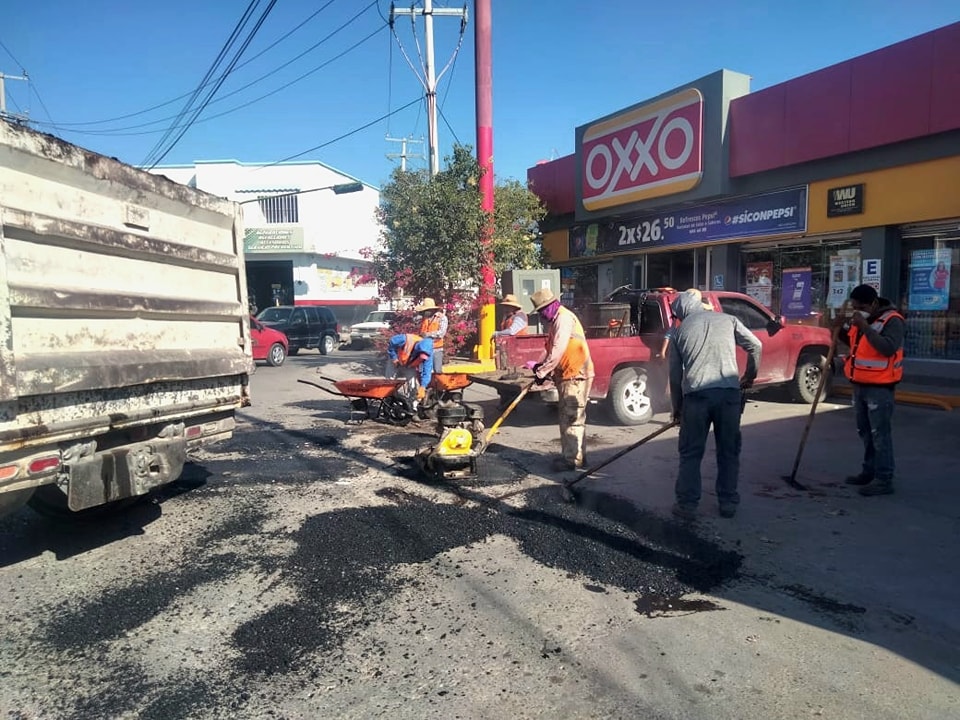 AraceliBeltranC's tweet photo. Atendiendo a las peticiones de la población🙌, el Gobierno de Ixmiquilpan a través de las cuadrillas de la Dirección de Servicios Municipales; continúan los trabajos de bacheo en calles de la colonia Centro, https://t.co/xWV1QAvlAr