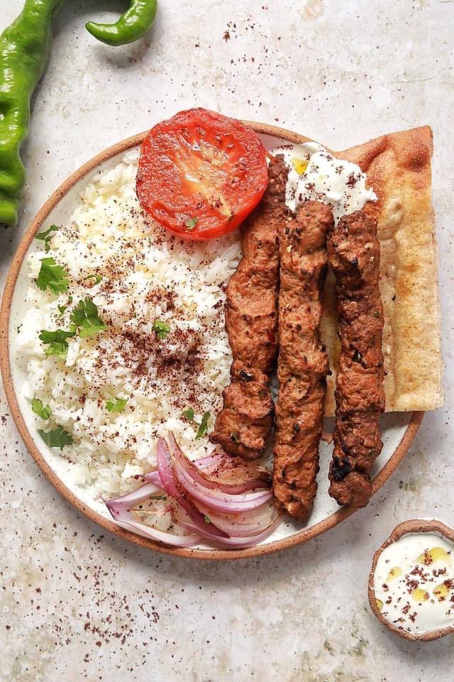 AlSafaFoods's tweet photo. Charcoal Grilled and packed with flavour!! Alsafa’s handmade Beef Seekh Kebabs are fully cooked and soo convenient for Ramadan!! 

#alsafafoods #halal #halalfood #kebab #kebabs #kebob #kebobs #kabob #kabobs #ramadan #ramadaniftar #i̇ftar #iftari https://t.co/ctM1N8JeGP