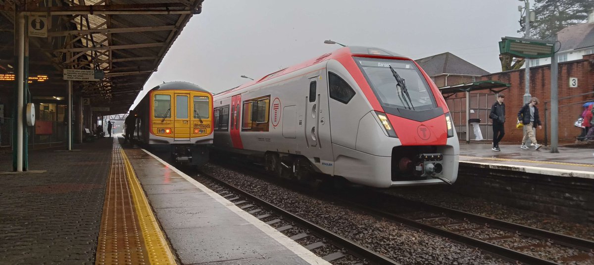 NotYOLOSmh's tweet image. Old meets new at Caerphilly

11/03/2023
#Class769 #Class231