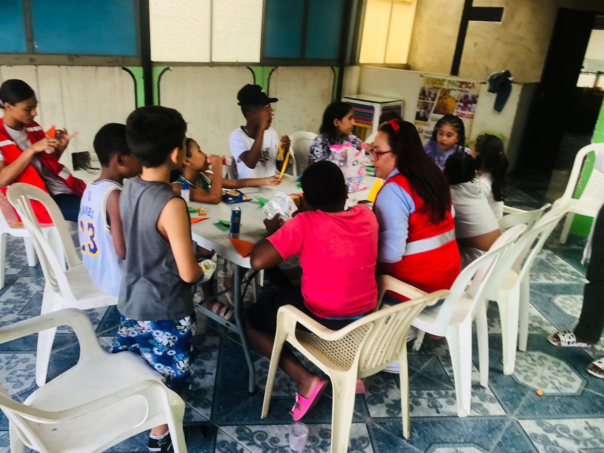 Veolia_AseoCali's tweet photo. "Nos reunimos con nuestros #pequeñosguardianesambientales💚del barrio El Vergel en la comuna 13, para hablar sobre la importancia del agua y la biodiversidad. Recordemos que cuidando el medio ambiente, cuidamos de nuestro futuro. #FundaciónAsocuren #Ecoamigos🌳🌎 https://t.co/BG41oul87e