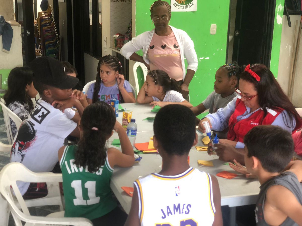 Veolia_AseoCali's tweet photo. "Nos reunimos con nuestros #pequeñosguardianesambientales💚del barrio El Vergel en la comuna 13, para hablar sobre la importancia del agua y la biodiversidad. Recordemos que cuidando el medio ambiente, cuidamos de nuestro futuro. #FundaciónAsocuren #Ecoamigos🌳🌎 https://t.co/BG41oul87e