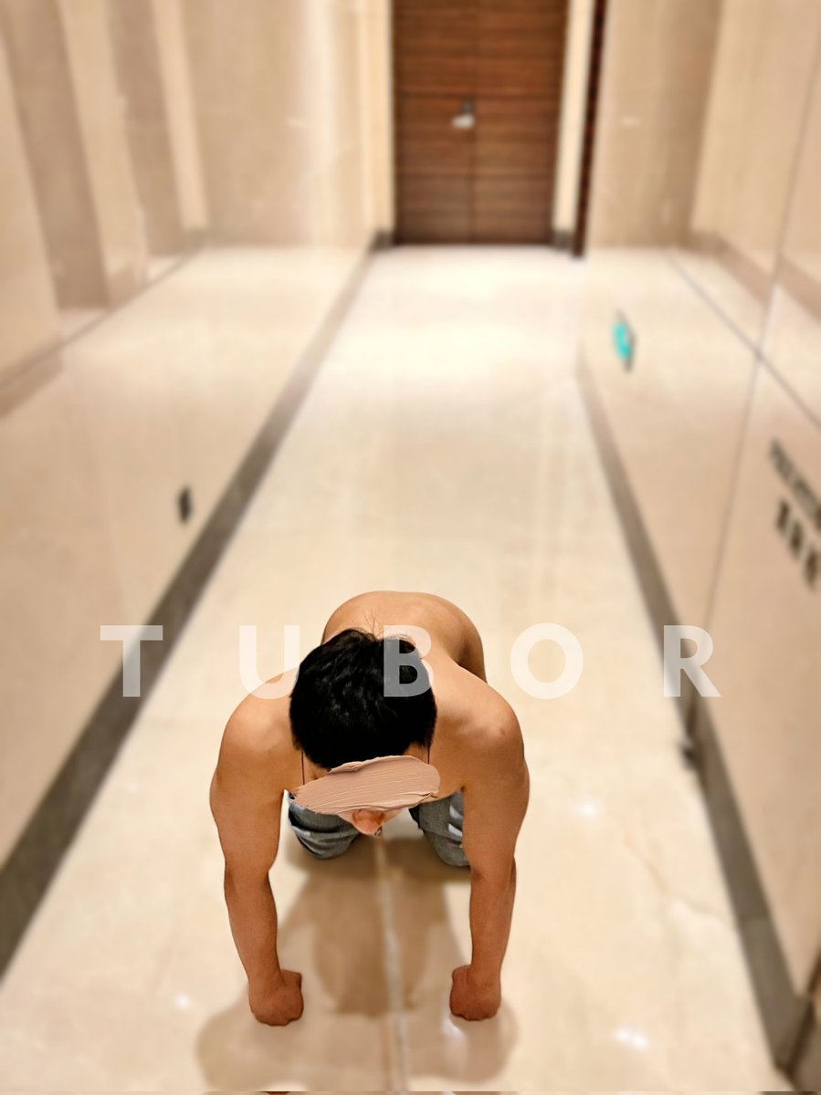 出个门，
怎么还把尾巴夹裤裆里面了？
差评，评论区看看选一个惩罚建议。