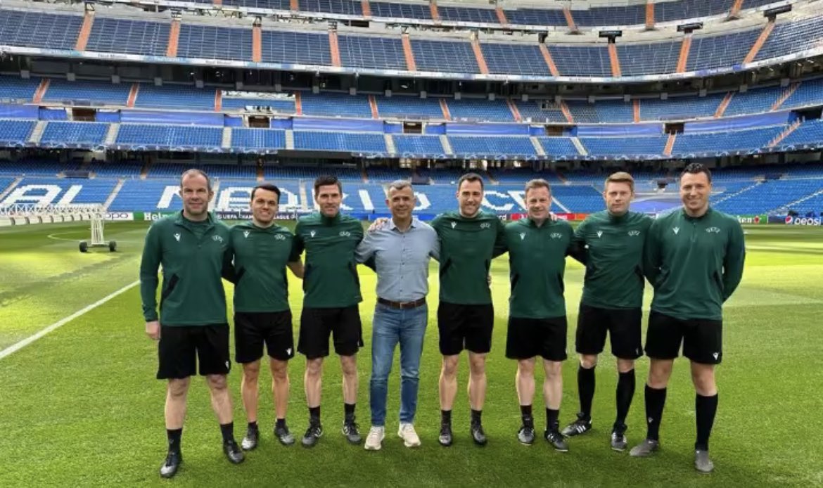SrAnsetzungen's tweet photo. #TeamZwayer in Madrid 🇪🇸
Felix Zwayer 🇩🇪 leitet morgen Abend das Achtelfinal-Rückspiel in der UCL zwischen @realmadrid 🇪🇸 - @liverpoolfc 🏴
📸/Quelle : @marcoachi79
#TeamZwayer #RMALIV #UCL #Abschlusstraining #PreMatchTraining #DFBSchiris #DFBReferee #FIFASchiris #FIFAReferee https://t.co/UNbwz0RAHL