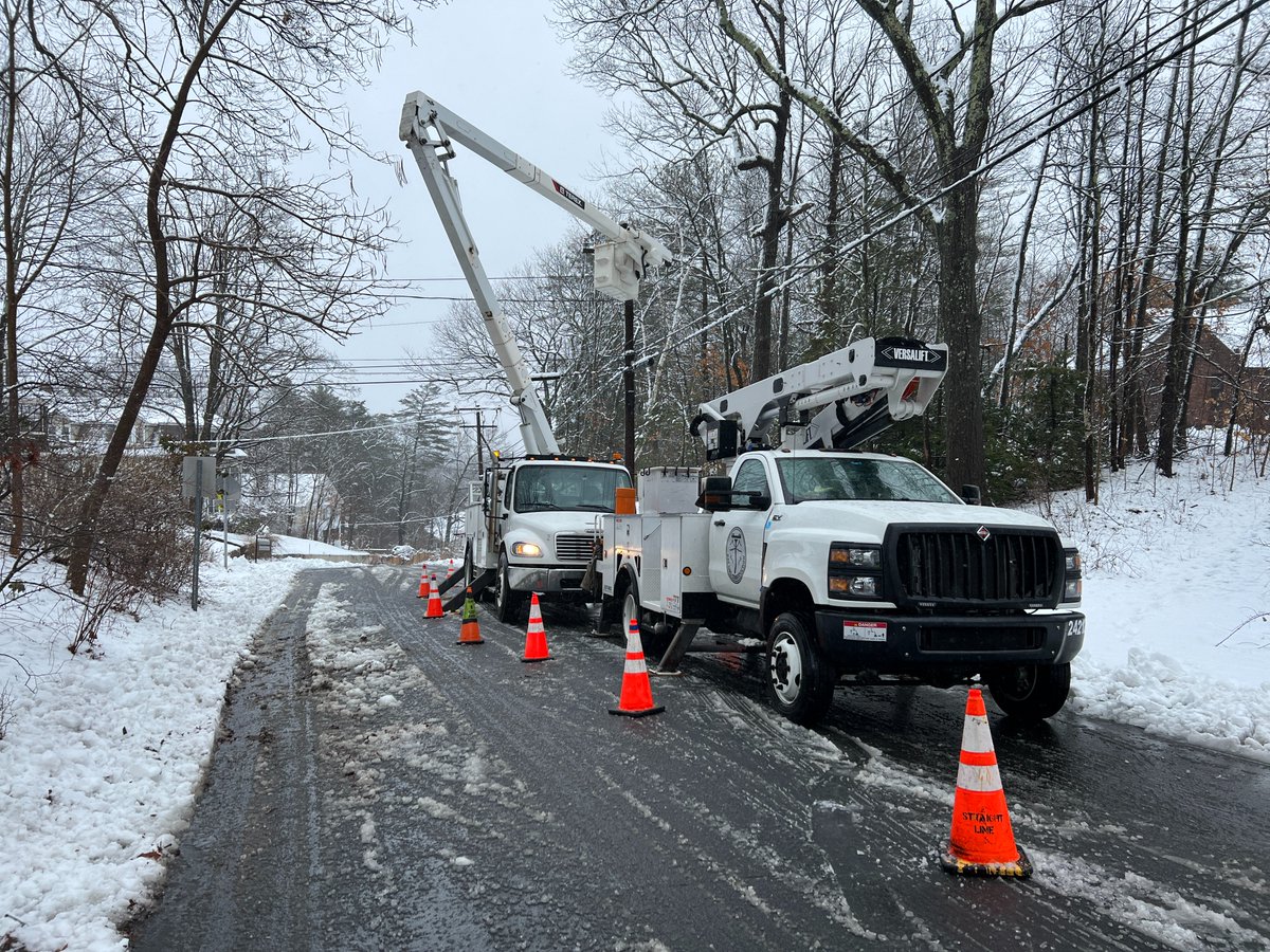 EversourceCT's tweet photo. The hazardous wind gusts and snow-covered roads in northwestern areas of the state are also hindering our crews' ability to get to damage locations—we're responding as quickly and safely as possible. https://t.co/JTOS5uMDx8