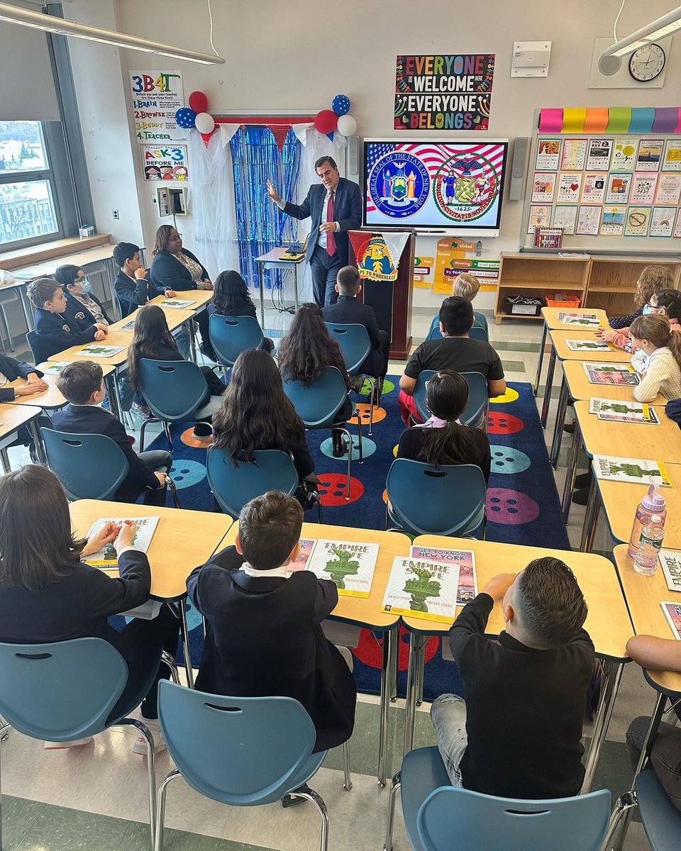 SenGianaris's tweet photo. Thank you to @ps70_q for inviting me to speak with their Student Government and Debate Club as part of @nycschools' Civics Week! I was inspired by these young scholars and look forward to seeing them become the next generation of Queens leaders https://t.co/yd4nF7ihe9