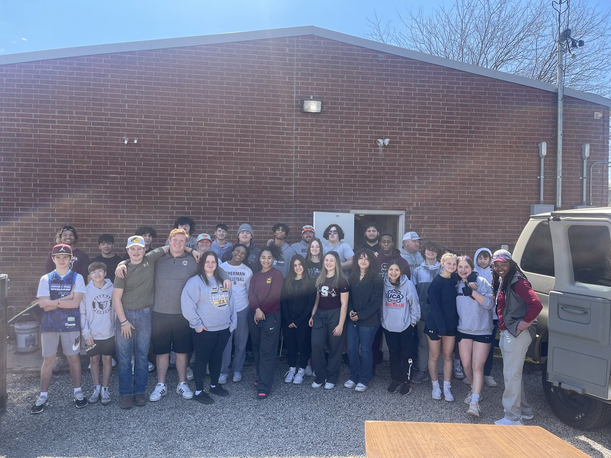 SHBearcatPL's tweet photo. Thank you to these Bearcats that gave up vacation time to help Grand Central Station do a little spring cleaning!  #LEO @SHERMANIRONCATS @SHBearcatATH @SHBearcatFB @SHLadyCatVB @SHLadycatSB https://t.co/I6GDxC59KY
