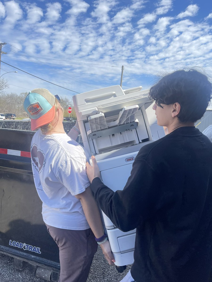 SHBearcatPL's tweet photo. Thank you to these Bearcats that gave up vacation time to help Grand Central Station do a little spring cleaning!  #LEO @SHERMANIRONCATS @SHBearcatATH @SHBearcatFB @SHLadyCatVB @SHLadycatSB https://t.co/I6GDxC59KY