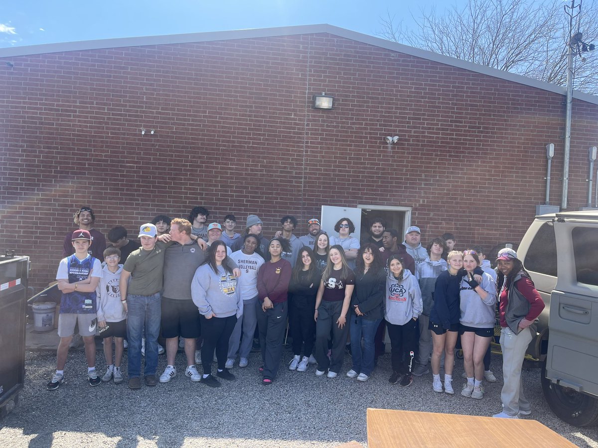 SHBearcatPL's tweet photo. Thank you to these Bearcats that gave up vacation time to help Grand Central Station do a little spring cleaning!  #LEO @SHERMANIRONCATS @SHBearcatATH @SHBearcatFB @SHLadyCatVB @SHLadycatSB https://t.co/I6GDxC59KY