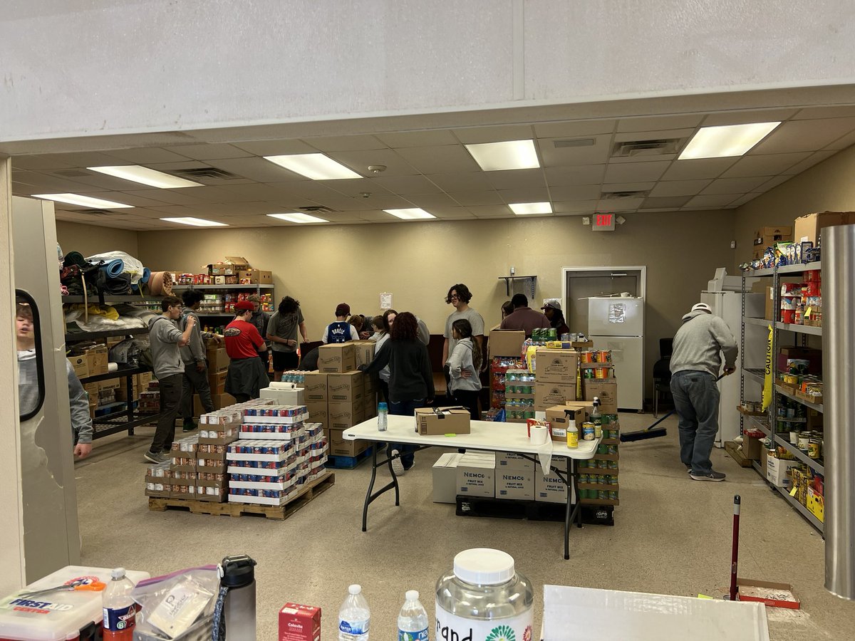 SHBearcatPL's tweet photo. Thank you to these Bearcats that gave up vacation time to help Grand Central Station do a little spring cleaning!  #LEO @SHERMANIRONCATS @SHBearcatATH @SHBearcatFB @SHLadyCatVB @SHLadycatSB https://t.co/I6GDxC59KY
