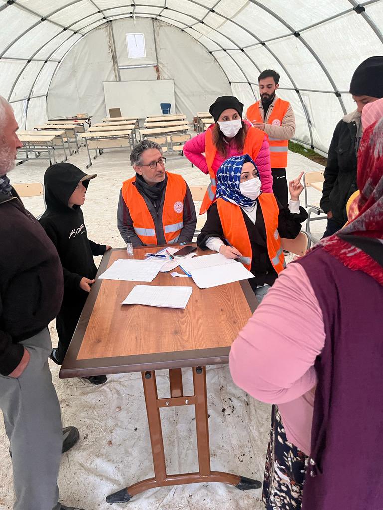 BakirkoyMEM's tweet photo. İlçe Müdürümüz Sn. Muhammet Fatih Çepni başkanlığında ilçemiz öğretmenlerinden oluşan ekip, kaymakamlığımız koordinasyonundaki 2 çadır kente ziyarette bulundu. Çadır kentte ihtiyaç tespiti ve temin edilmesi hususunda çalışma yaptılar. 
@abdullahkoklu @memleventyazici @cepni6144 https://t.co/1UO7nny3J1