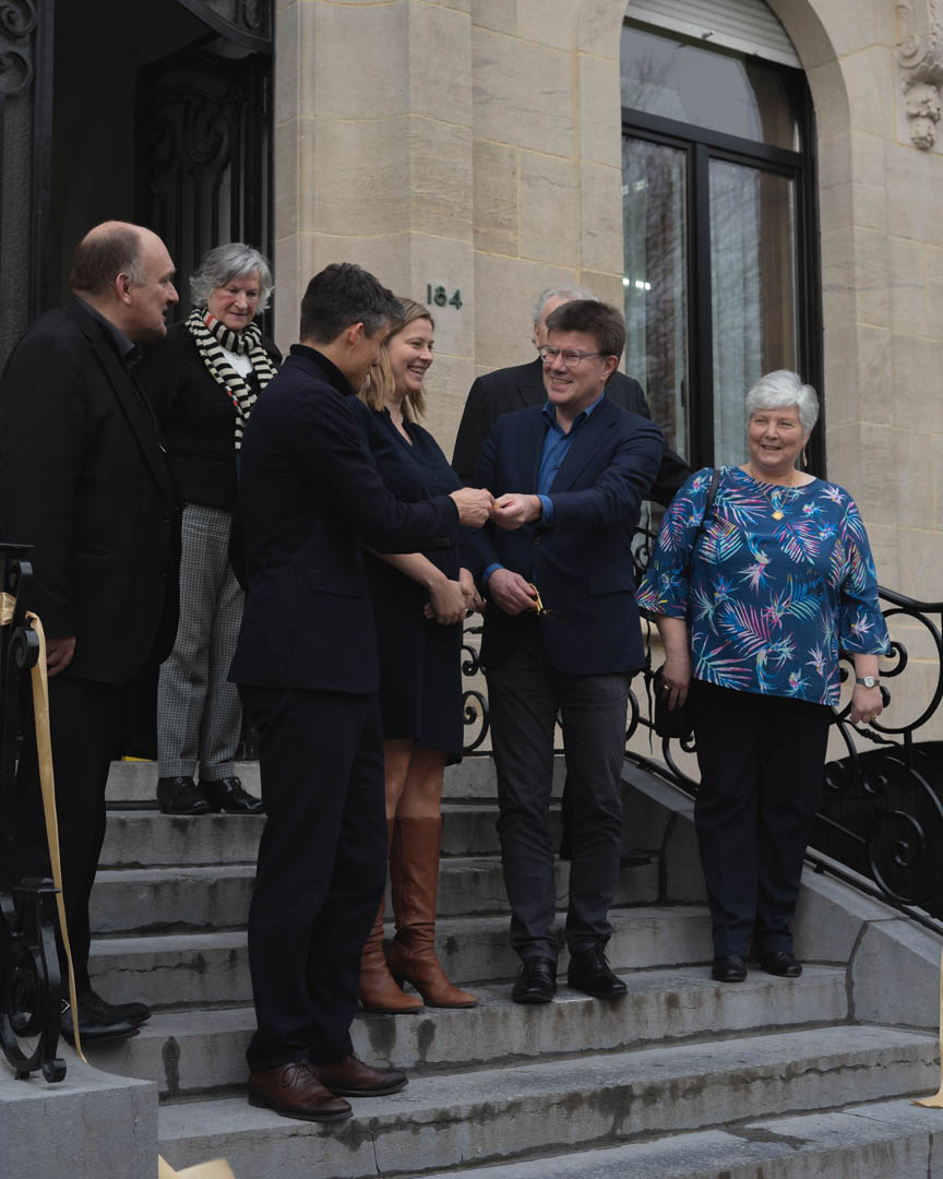GOsgrBrussel's tweet photo. Een mooi gerenoveerde gevel voor GO! Muziekacademie Schaarbeek! Met dank aan Brussels minister @svengatz en Vlaams minister van Brussel @dalle_benjamin .
#GObouwt #grenzeloosdenkensamendoen https://t.co/siyfTzoIgZ