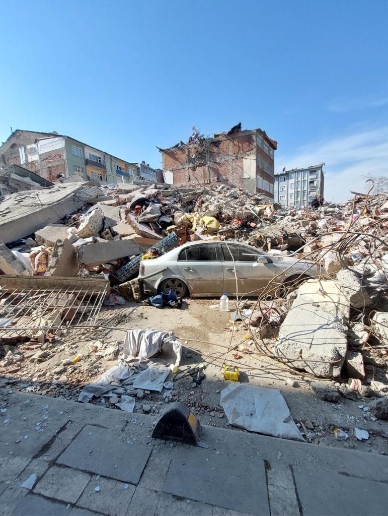 Enkazda kalan sadece canlar,eşyalar, arabalar değil. Aynı zamanda psikolojimizde enkaz altında kaldı. Enkazları kaldırmadan ne psikolojimiz düzelir. Ne normal hayata döneriz..
#MalatyaEnkazınAltındaKaldı