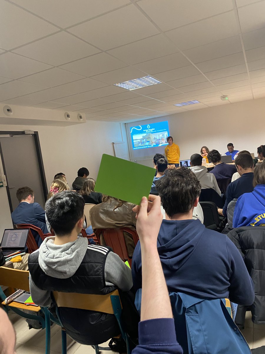 🟡🔵 Assemblée générale de mi-mandat 

ÔCampus tient ce soir son AG de mi-mandat. 

Au programme :

🌐 Tour du réseau 
💬 Bilan de pôle 
📣 Projet de fin de mandat 

⬇️⬇️