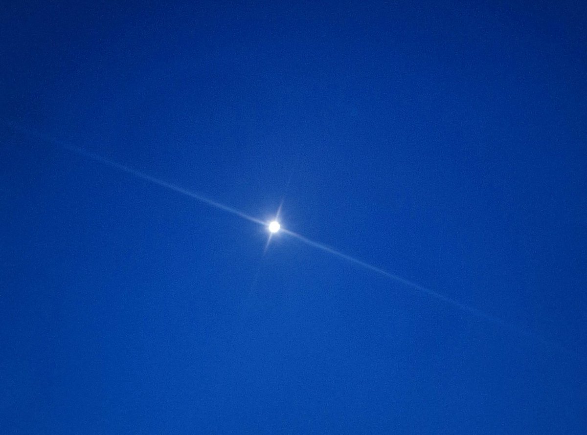 London. 7pm. Venus. ?% lit but check this link: …ea01.safelinks.protection.outlook.com/?url=https%3A%… @StormHour @ThePhotoHour #astronomy #astrophotography #AstroHour