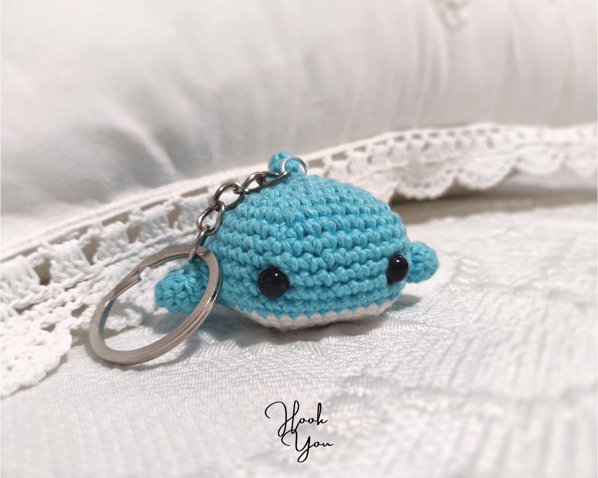 mdobleerre's tweet photo. Hoy os presento el primer llaverito que hice. Para llevar vuestras llaves, colgarlo en el coche o ponerlo donde más os guste🐳
📝 Patrón de @CraftyBunnyBun
🧶 Hilo Casasol de la tiendita de @stracciatelas
#HookYouCrafts #amigurumi #crochet #keychain #cute #whale #handmade #tiny https://t.co/xfZvsVaQTX