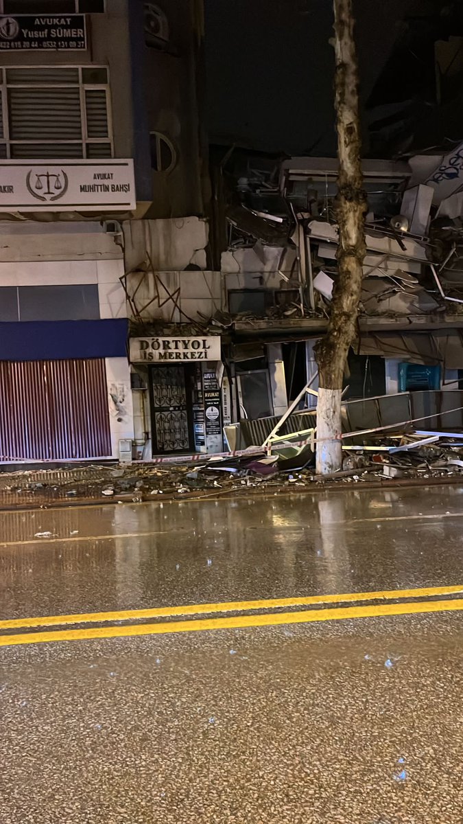 İlk fotoğraf depremin ilk haftasına ikinci fotoğraf 2 saat öncesine ait. Bu enkazlar kaldırılmadığı sürece biz de depremin ilk anında kalmaya devam edeceğiz.  #MalatyaEnkazınAltındaKaldı