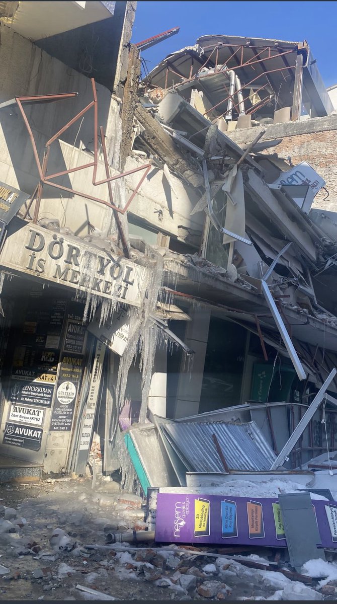 humannesli's tweet photo. İlk fotoğraf depremin ilk haftasına ikinci fotoğraf 2 saat öncesine ait. Bu enkazlar kaldırılmadığı sürece biz de depremin ilk anında kalmaya devam edeceğiz.  #MalatyaEnkazınAltındaKaldı https://t.co/biCcRUs6I4