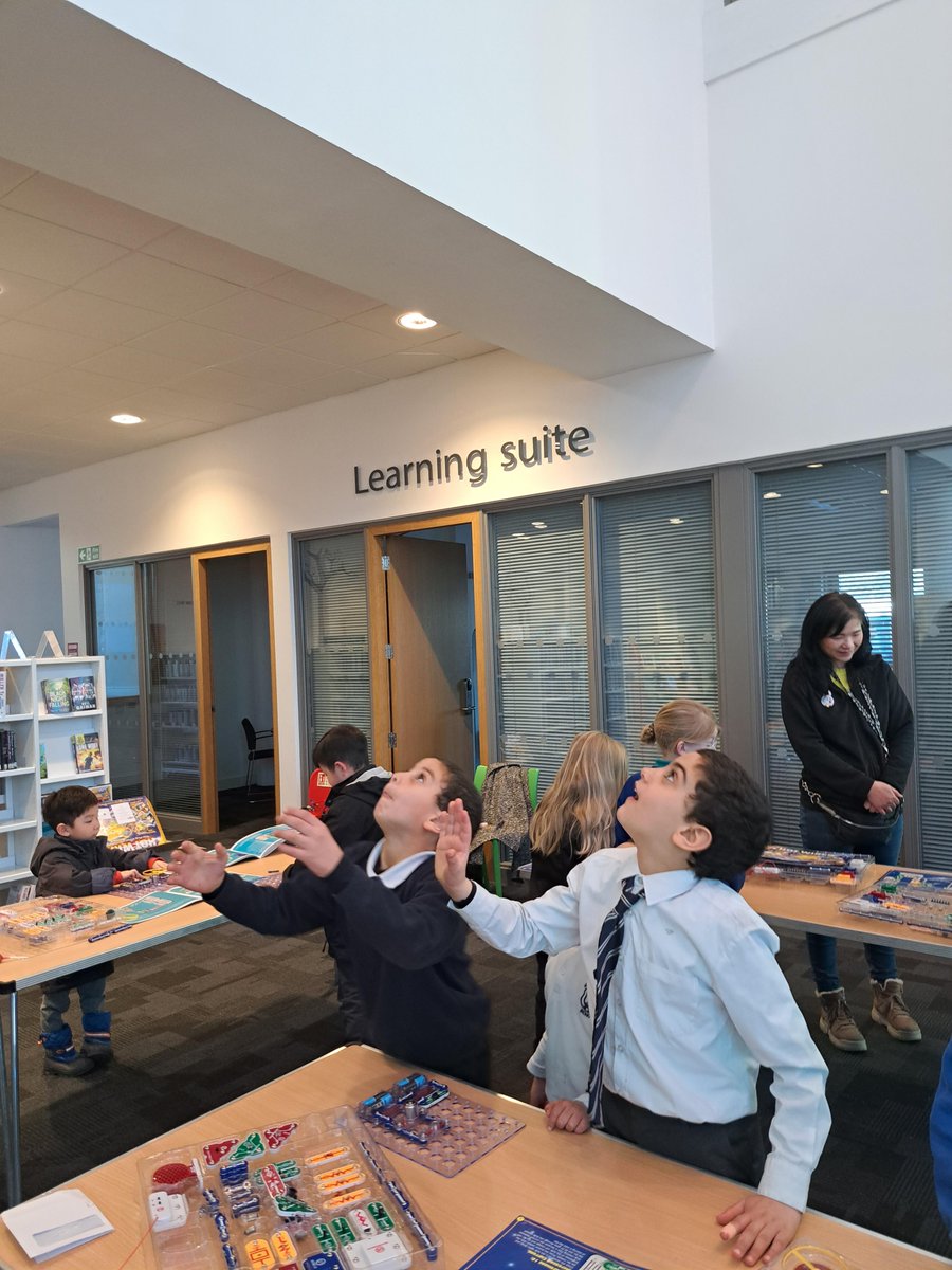 ERCL4's tweet photo. Today, we had a spectacular STEM session at Barrhead Foundry Library with @STEMAmbassadors Gordon & @ManiraAhmad to celebrate #BritishScience Week. Children learned the principles of electronics & made a range of circuits to power a light, create sound & more! #EastRenLibraries https://t.co/uw758P1Knh