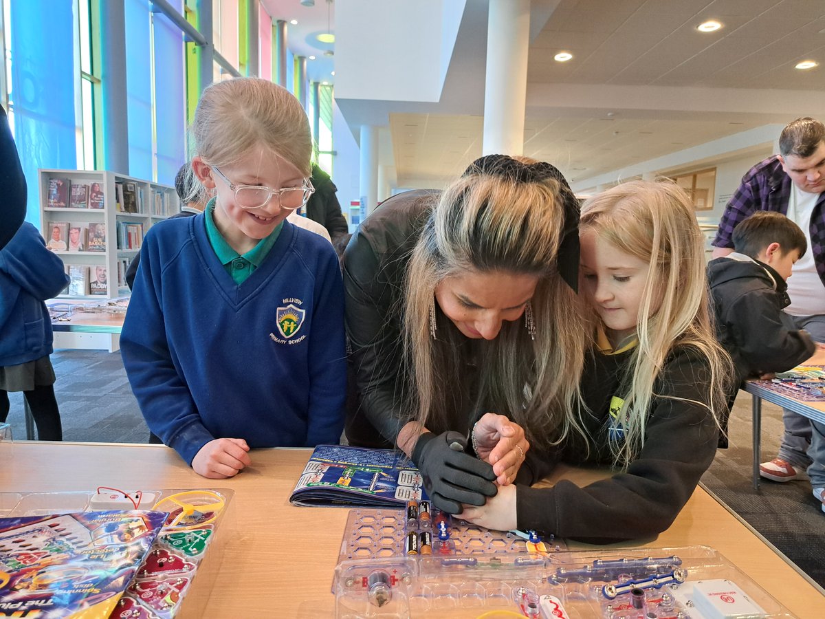 ERCL4's tweet photo. Today, we had a spectacular STEM session at Barrhead Foundry Library with @STEMAmbassadors Gordon & @ManiraAhmad to celebrate #BritishScience Week. Children learned the principles of electronics & made a range of circuits to power a light, create sound & more! #EastRenLibraries https://t.co/uw758P1Knh