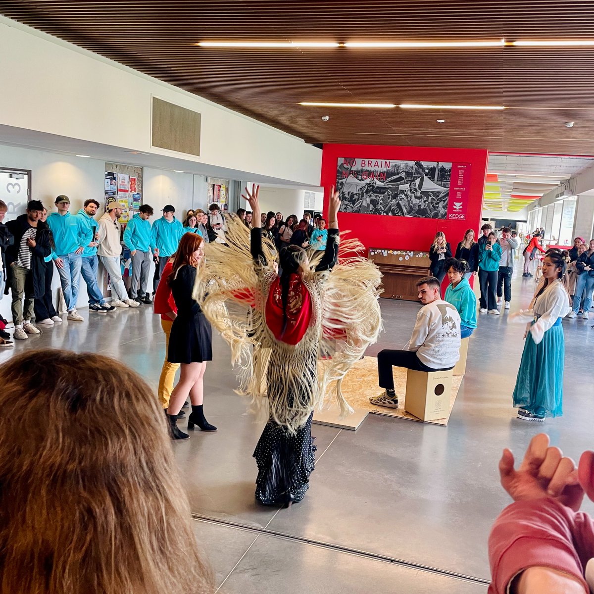 #International 🌏 | Aujourd'hui nos Kedgers présentent la #culture de leur pays d'origine !🌸🥢🌮🍁🐷 💃

Cet événement – apportant plein de joie et de partage sur notre campus de #Bordeaux – est organisé par l'association étudiante « Melting Potes » et le Student Office. 🧑‍💻🎒