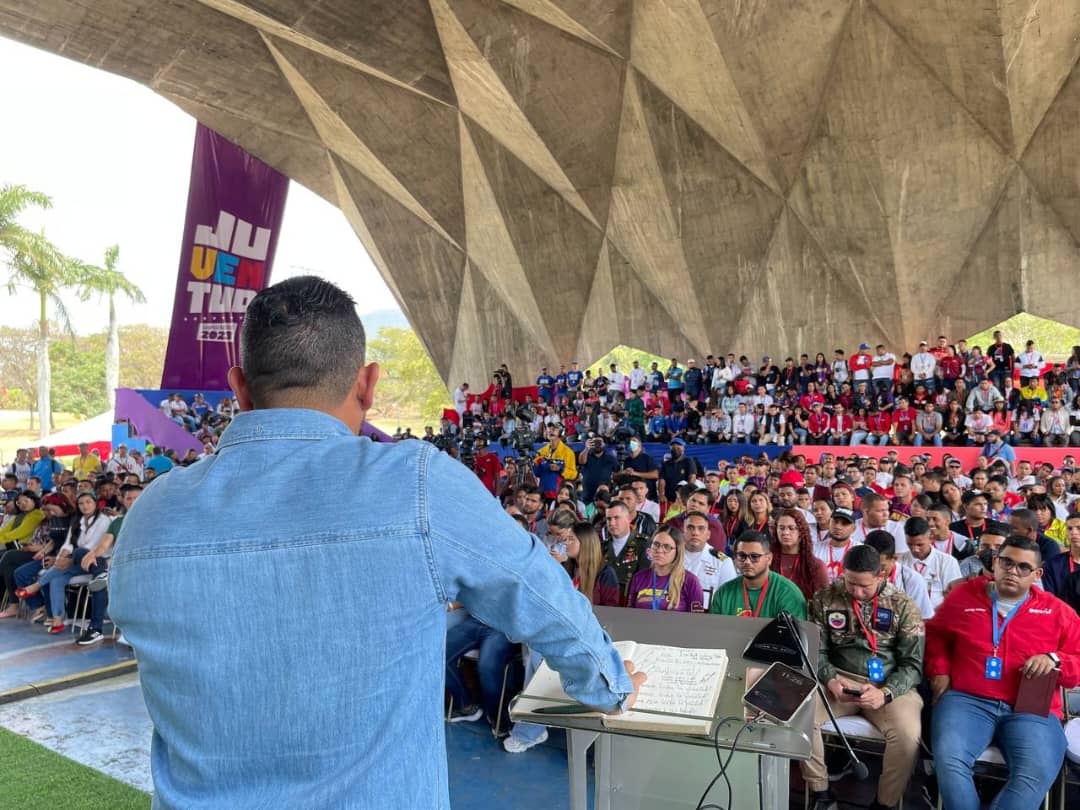 #NotiMinec | En el Parque Recreacional Alí Primera de Caracas, y en cumplimiento de las orientaciones del Pdte. <a href="/NicolasMaduro/">Nicolás Maduro</a>, el ministro <a href="/JosueLorcaV/">Josué Lorca Vega</a> participó en la instalación del Congreso Nacional de la Juventud Venezuela 2023

Ver más detalles 🌱 bit.ly/3FmSXfw