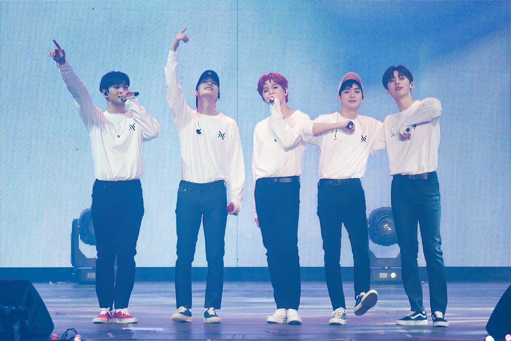young02s's tweet photo. 내사랑은뉴이스트라서
#뉴이스트_데뷔11주년_축하해
돌고돌아같은자리에서변치말고있을게
#NUEST_11th_SPRING
언젠가다같이함께할봄을계속기다리면서 https://t.co/kG5w4Va9bP