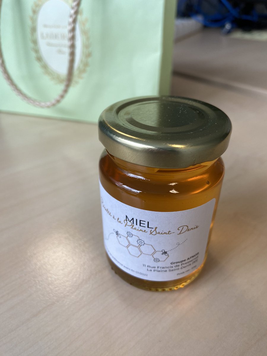 _AnneLala's tweet image. Première rencontre avec les abeilles d’AFNOR. Elles commencent à nourrir les futures ouvrières (pollen et miel stocké dans leur ruche). Et remplissage de pots de miel de 2022 #apiteam