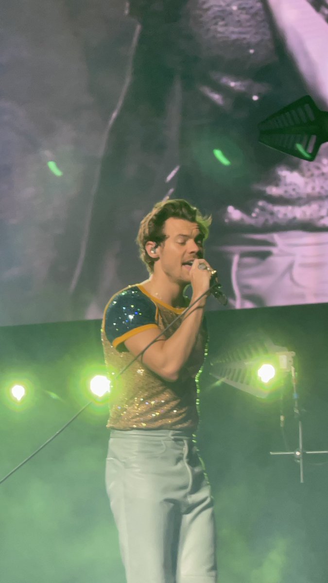 ayeemigasan's tweet photo. HI TWITTER I SAW HARRY STYLES TODAY https://t.co/pcYFKGQbXS